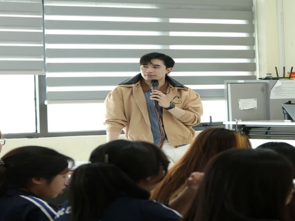 Giảng viên Gen Z thu hút vì vẻ ngoài như nam thần, cách dạy học càng gây chú ý