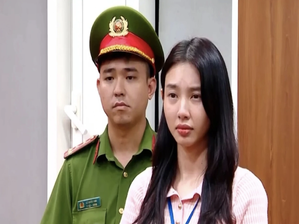 Từ người truyền cảm hứng trên mạng đến buôn bán hàng giả