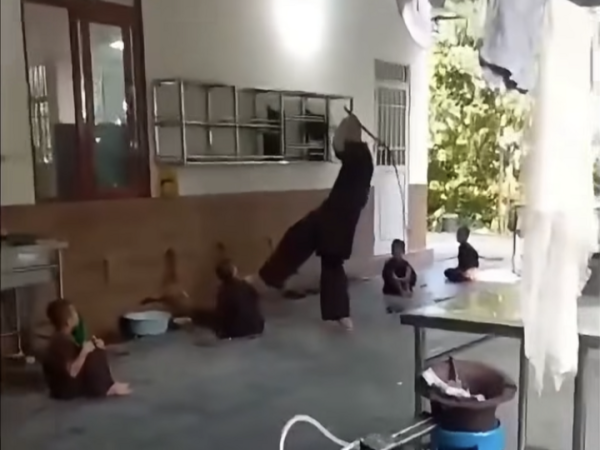 Bắt tạm giam người đàn ông dùng roi đánh 5 chú tiểu ở chùa Bầu