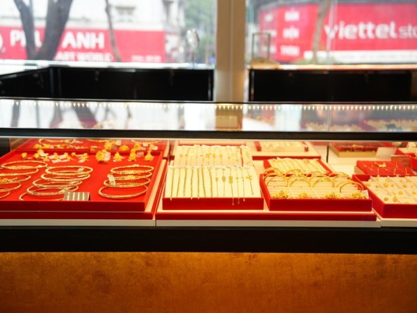 Giá vàng hôm nay 1/4: Tăng rất mạnh, tiến gần mốc 4.700 USD/ounce