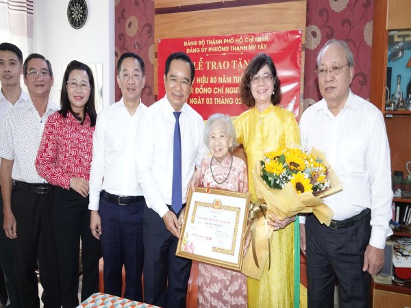 Chủ tịch UBND TPHCM trao tặng Huy hiệu 80 năm tuổi Đảng cho đảng viên Nguyễn Thị Dũng