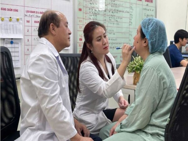 Hai cha con bác sĩ cùng đứng chung bàn mổ, viết tiếp ca đại phẫu dang dở 20 năm