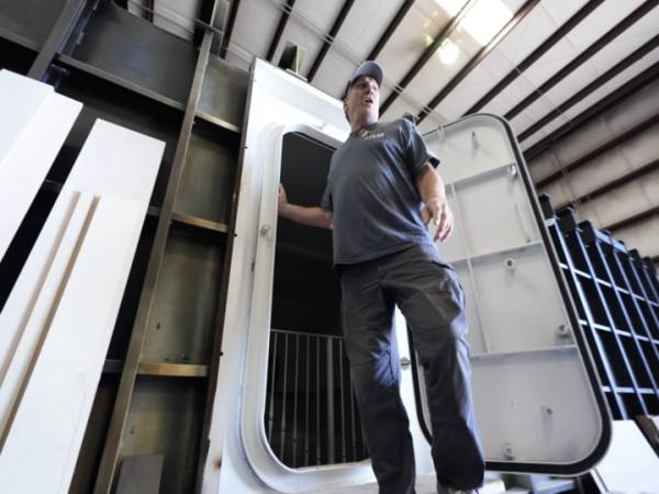 Chiến sự Trung Đông leo thang, doanh nghiệp hầm trú ẩn Mỹ 'cháy hàng'