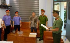 Bắt hiệu trưởng trường tiểu học ở Quảng Trị để điều tra nhận hối lộ