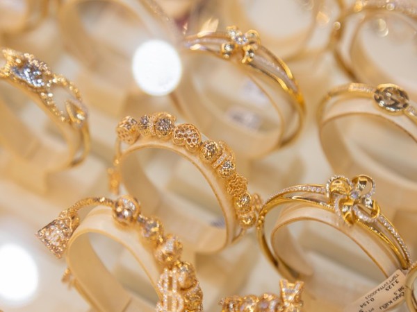 Giá vàng hôm nay 12/3: USD tăng giá, vàng quay đầu đi xuống