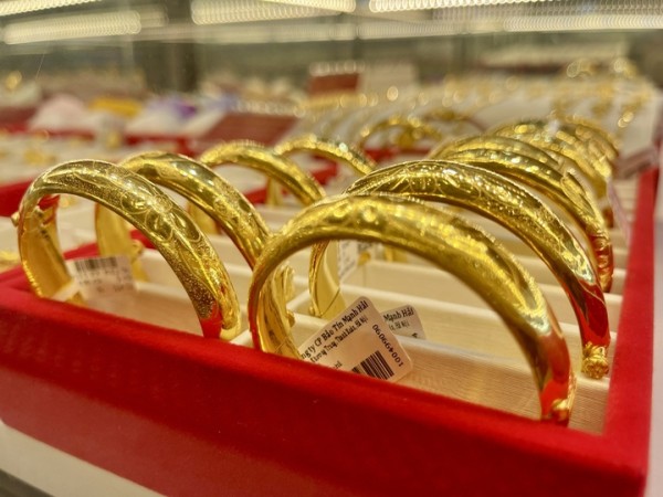 Giá vàng hôm nay 23/4: Đi ngang quanh mốc 4.700 USD/ounce