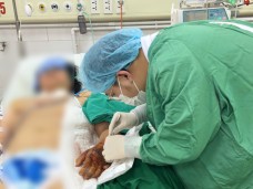 Vi khuẩn 'ăn mòn' bàn tay sau mũi tiêm, người phụ nữ suýt mất mạng