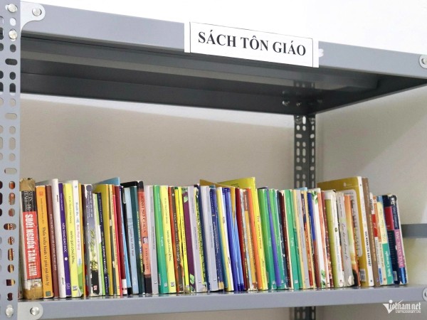 Những giờ cầu nguyện phía sau cánh cổng trại giam