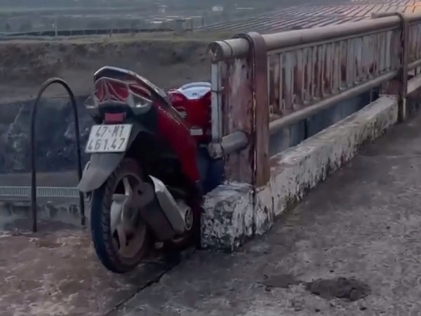 Người đàn ông ở Đắk Lắk rơi xuống cửa xả hồ tử vong, xe máy mắc trên lan can cầu