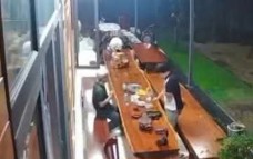 Đang ngồi với bạn tại nhà, người đàn ông bất ngờ trúng đạn và tử vong ngay sau đó