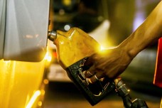 Bản tin kinh tế tài chính hôm nay 16/7: Giá dầu, vàng và kim loại cùng chịu sức ép toàn cầu