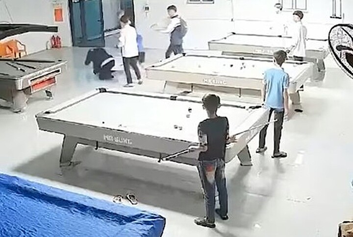 Một học sinh ở Nghệ An bị bạn đánh trong quán bida, phải nhập viện cấp cứu