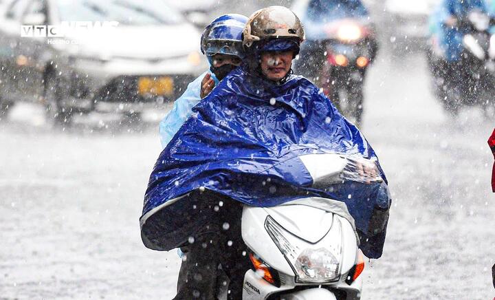 Hà Nội sắp có mưa, đề phòng dông lốc