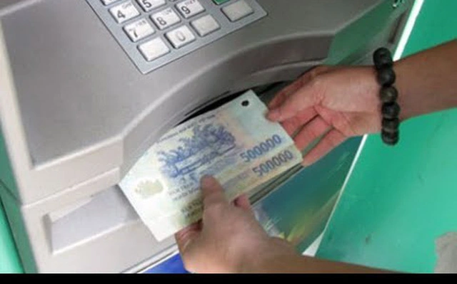 Hàng loạt chi nhánh ngân hàng, ATM tạm ngừng hoạt động vì ngập lụt