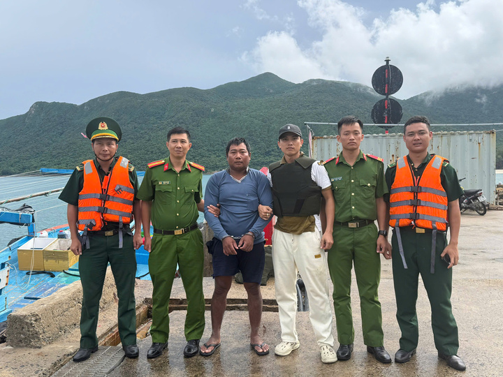 Bắt kẻ bị truy nã tội giết người lẩn trốn trên tàu cá ở Côn Đảo