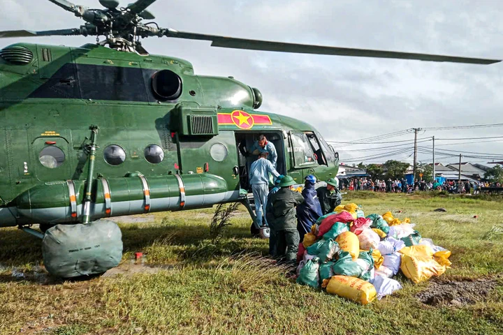 Trực thăng liên tục cất cánh, mang hàng cứu trợ đến với người dân vùng lũ