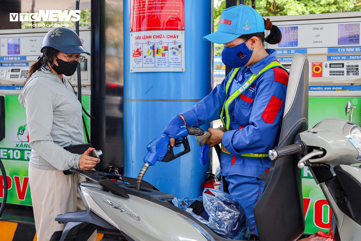 Chiều nay, giá xăng có thể quay đầu tăng 500 - 700 đồng/lít