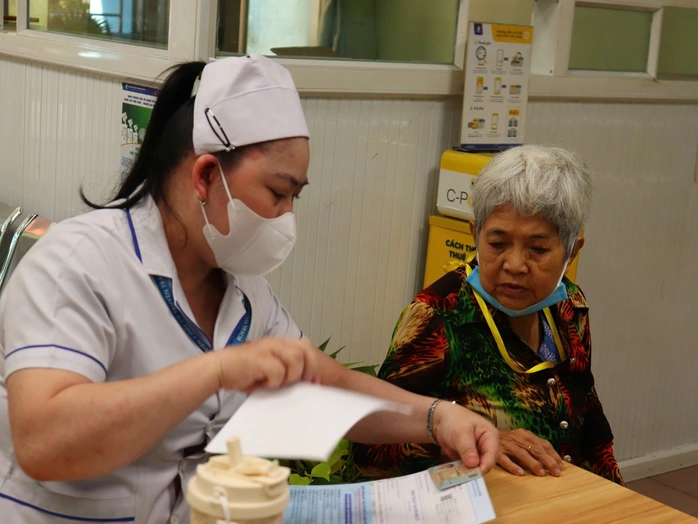 Hỗ trợ 100% mức đóng BHYT cho 7 đối tượng từ 1-1-2026 tại TPHCM