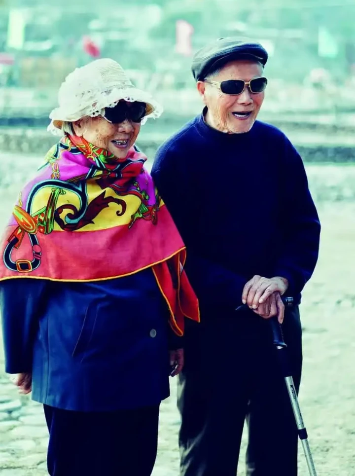 Hai ông bà được gọi là “cặp đôi bám víu nhất con hẻm”, bởi lúc nào cũng thấy đi cùng nhau. (Ảnh: Baidu)