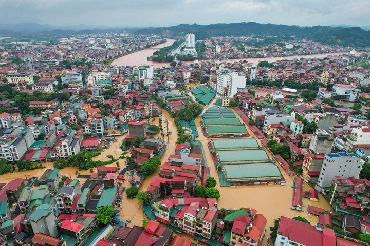 Mưa lớn kéo dài khiến nhiều khu vực ở Lạng Sơn chìm trong nước, mực nước trên nhiều sông dâng cao vượt báo động III. (Ảnh: Trần Hùng).