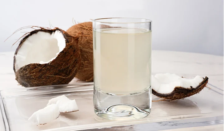 Nước dừa là một lựa chọn giàu dưỡng chất giúp bổ sung nước cho cơ thể (Ảnh: Getty Images)