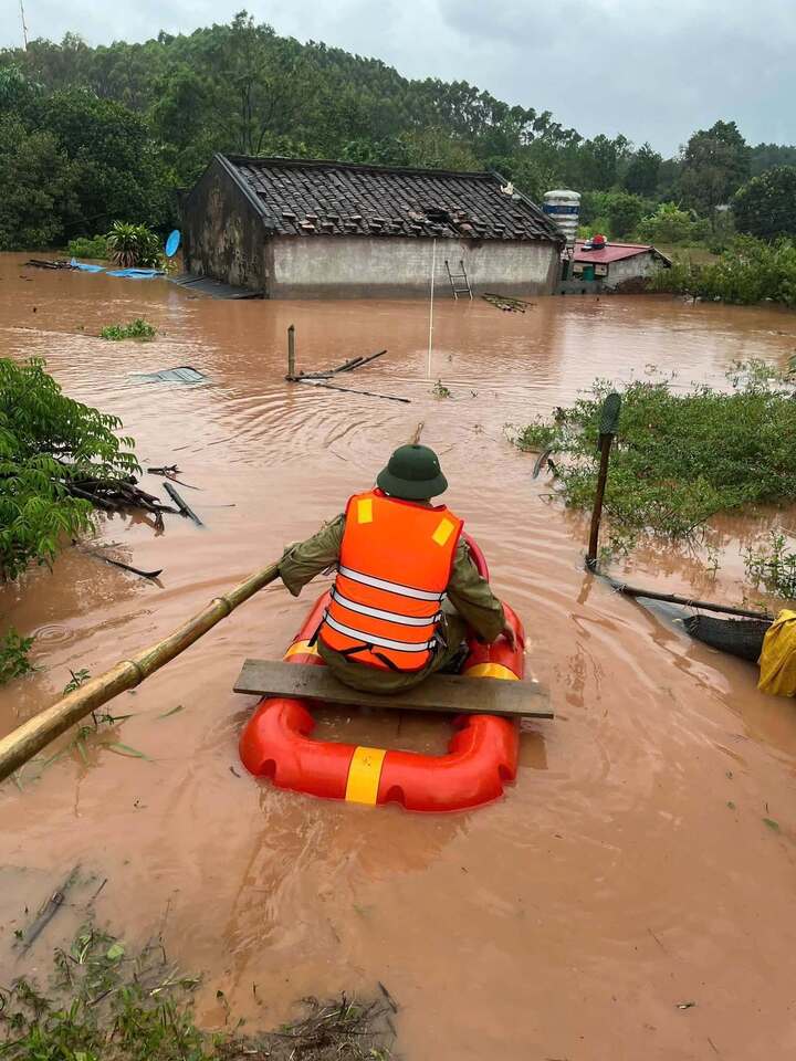 Tại một số khu dân cư trũng thấp, nước lũ dâng cao, tràn vào nhà dân, có nơi ngập gần đến mái. Nhiều gia đình không kịp di chuyển tài sản, phải tìm cách trú tạm ở vị trí cao hơn hoặc mắc kẹt trên tầng hai, mái nhà chờ lực lượng chức năng tiếp cận.