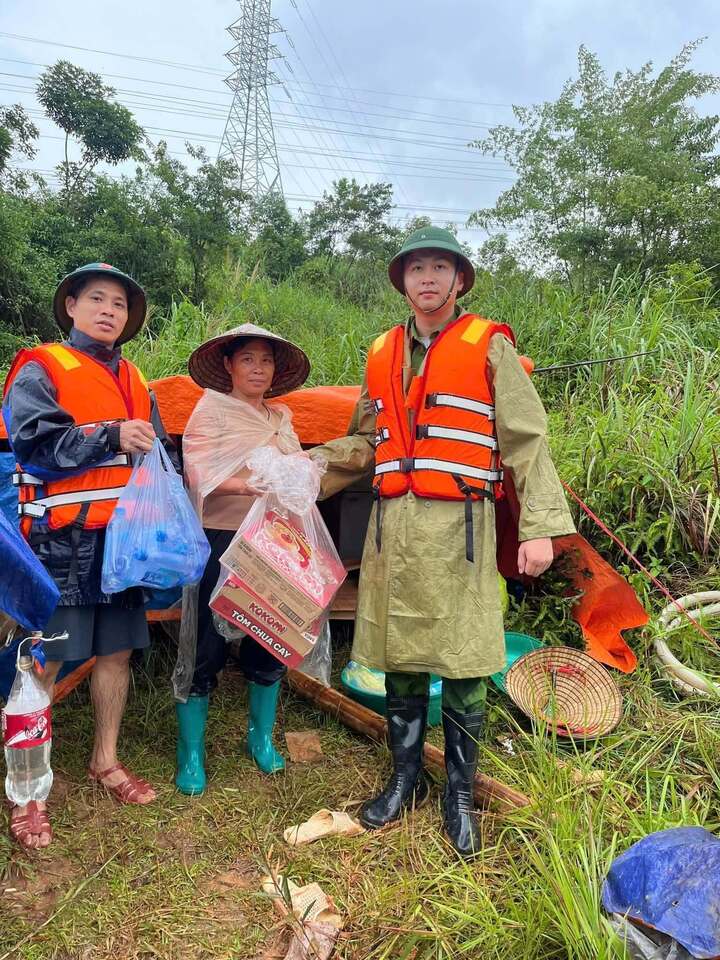 Lực lượng chức năng chuyển từng túi lương thực, nước uống cho bà con vùng lũ. Nước uống, mì gói và lương thực được chuyển đến tay người dân giữa vùng ngập, trong điều kiện đầy khó khăn.