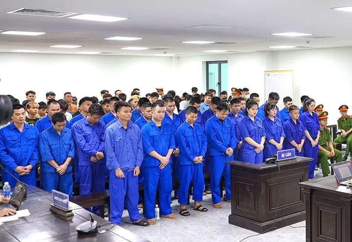 Các bị cáo tại phiên tòa. (Ảnh BHT)