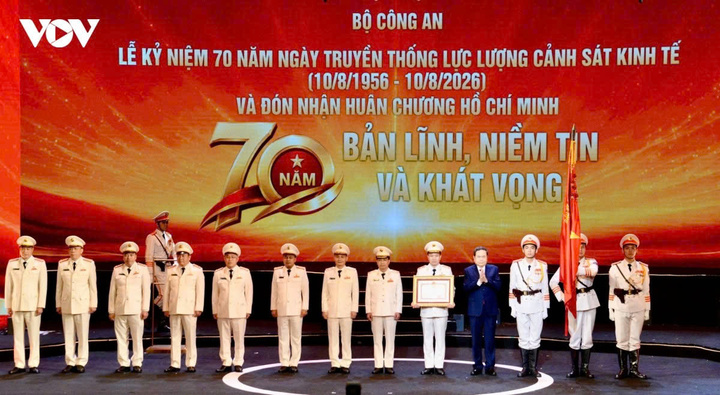 Chủ tịch Quốc hội Trần Thanh Mẫn trao tặng Huân chương Hồ Chí Minh cho lực lượng Cảnh sát kinh tế.