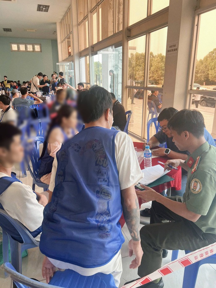 Công an TPHCM tiếp nhận 13 công dân bị trục xuất - Ảnh 4.