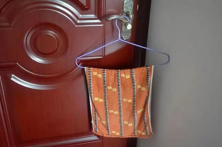 Bạn có thể treo chiếc khăn ướt ở cửa ra vào phòng bật điều hòa.