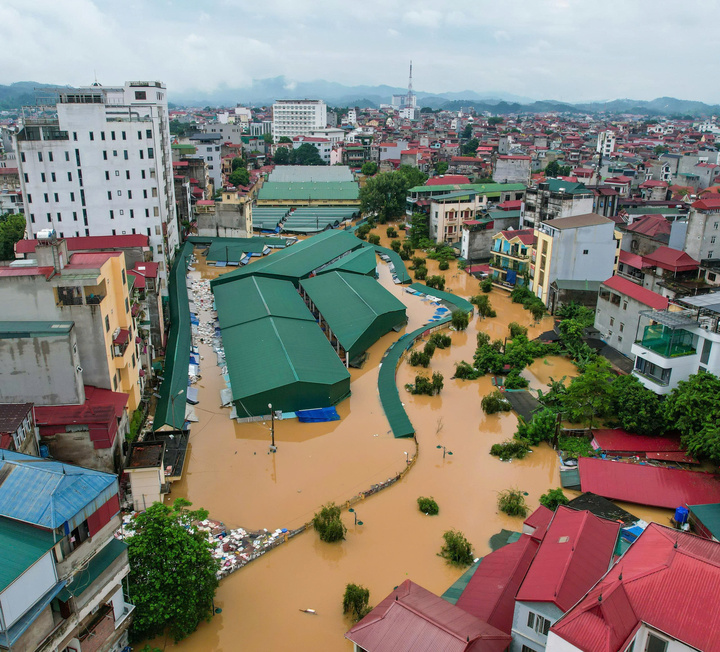 Từ trên cao, phường Kỳ Lừa chìm trong biển nước, nhiều tuyến đường và khu dân cư bị nước lũ bao phủ. (Ảnh: Trần Hùng).
