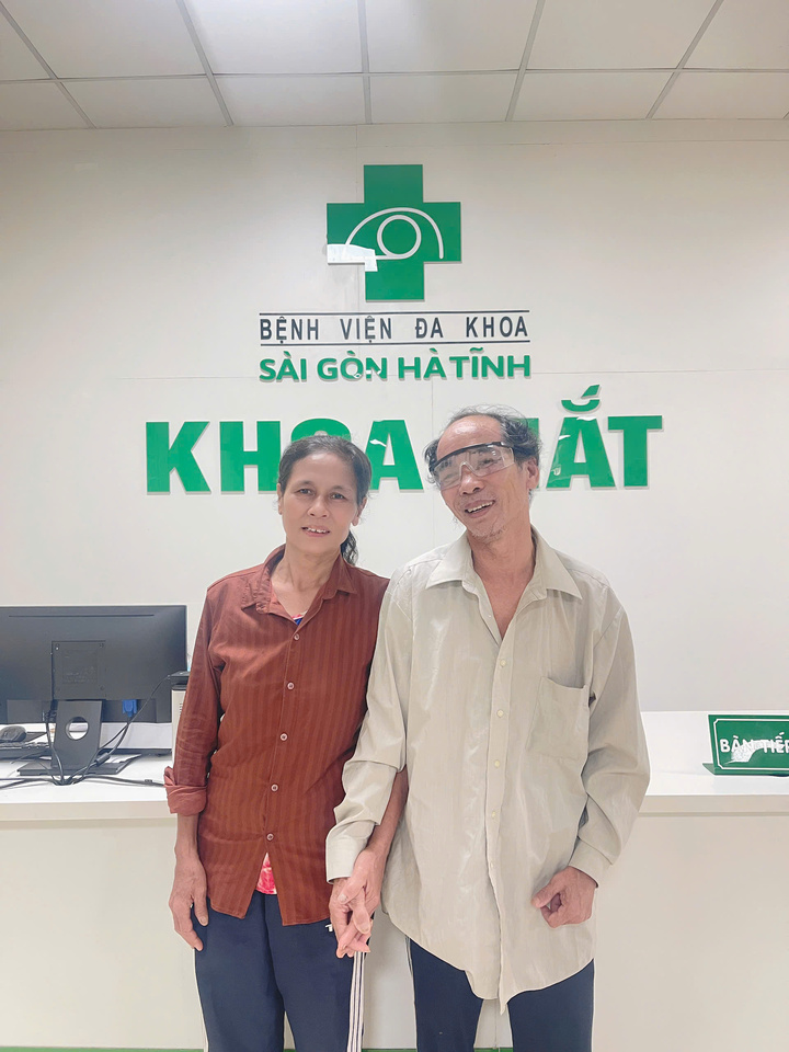 Ông Hoàng Văn Dũng và vợ vui mừng sau ca phẫu thuật thành công.