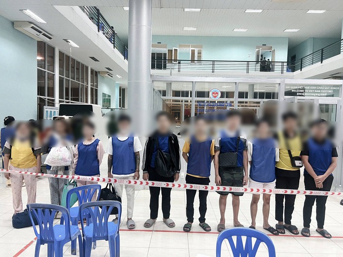 Công an TPHCM tiếp nhận 13 công dân bị trục xuất - Ảnh 1.