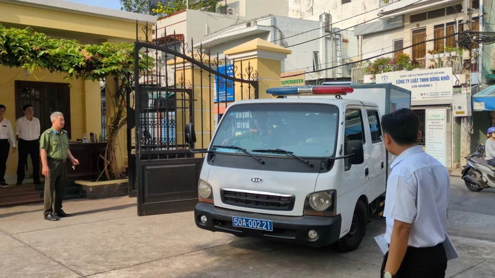 Xe chuyên dụng chở bị cáo Đinh Thị Lan vào toà.