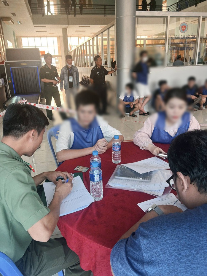 Công an TPHCM tiếp nhận 13 công dân bị trục xuất - Ảnh 2.