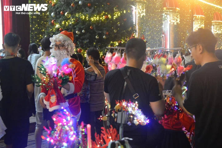 Phố đi bộ Nguyễn Huệ luôn là điểm đến nhộn nhịp mùa Noel. (Ảnh: Đại Việt)