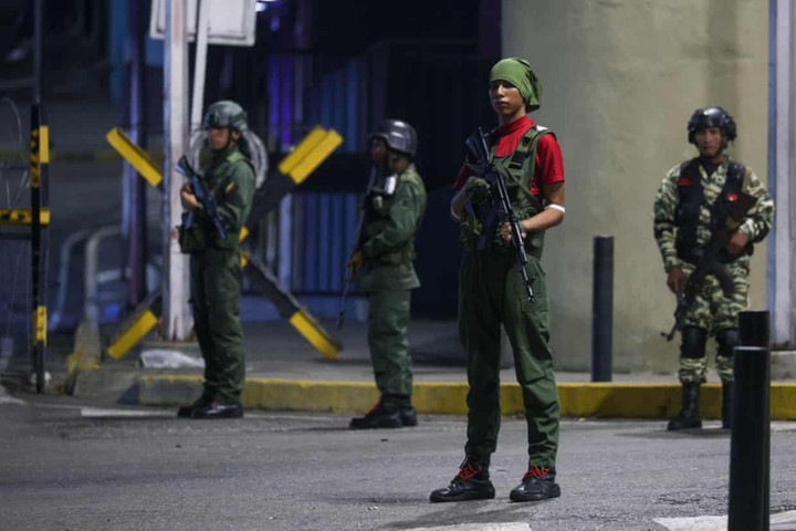Các binh sĩ đang canh gác khu vực xung quanh dinh tổng thống ở Caracas sau các vụ tấn công. (Ảnh: Miguel Gutiérrez/EPA)