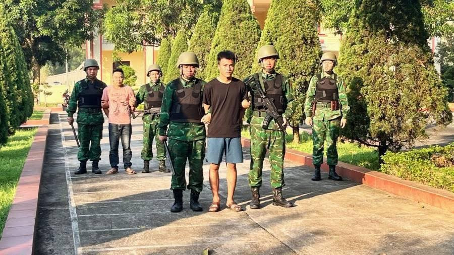 Lực lượng Biên phòng Lào Cai áp giải các đối tượng phạm tội đưa người nhập cảnh trái phép. 549212495-1109844914664562-4013962703369104125-n.jpg