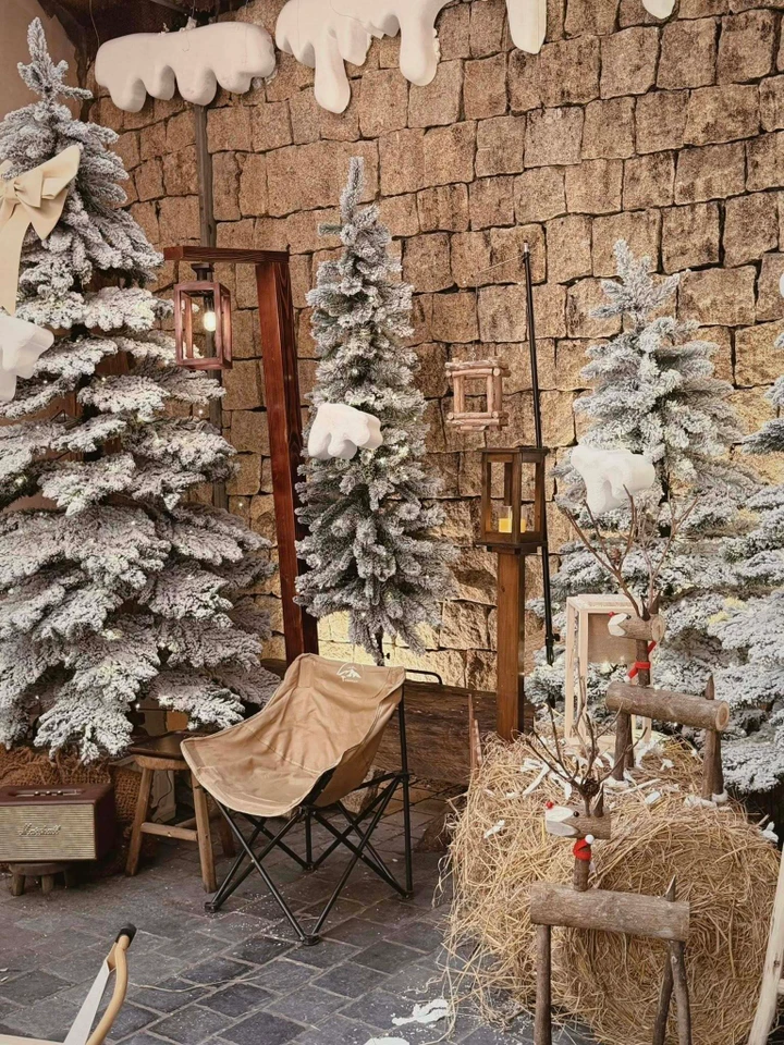 Tại À Cote Cafe, Giáng Sinh đẹp như một ngôi làng nhỏ nơi Bắc Âu. (Ảnh: À Cote Cafe)