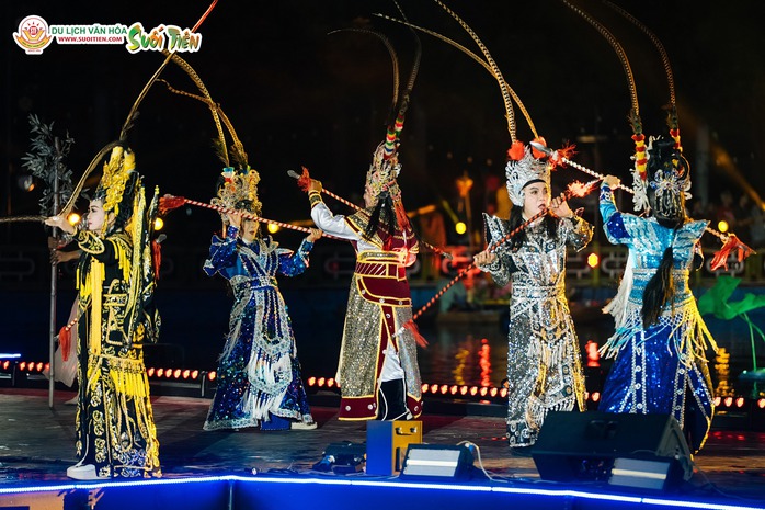 KDL Suối Tiên rực rỡ với show diễn 