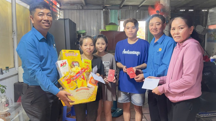 Chuyến thăm nghĩa tình trước thời khắc giao thừa - Ảnh 1.