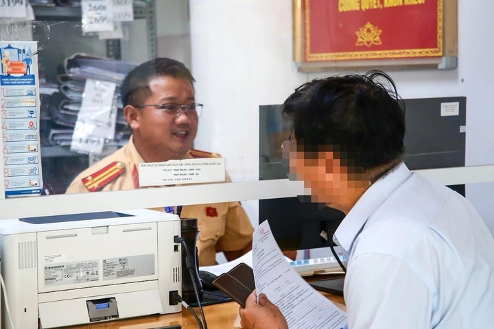Người dân đến Phòng CSGT - Công an TP Hà Nội để giải quyết phạt nguội. (Ảnh: VOV)