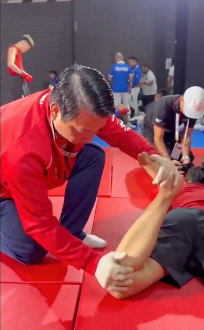 Các bác sĩ phải di chuyển liên tục từ địa điểm này đến địa điểm khác để kịp chăm sóc cho các vận động viên, từ sáng sớm cho đến tối muộn. Ảnh: NVCC