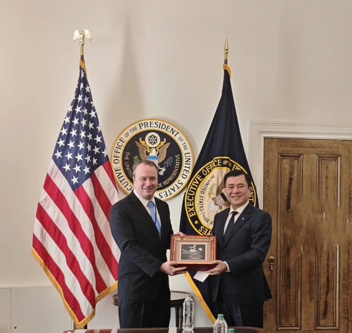 Thứ trưởng Bộ Công Thương, Phó Trưởng Đoàn đàm phán Chính phủ Nguyễn Sinh Nhật Tân và Phó Đại diện Thương mại Mỹ Rick Switzer. (Ảnh: Bộ Công Thương)