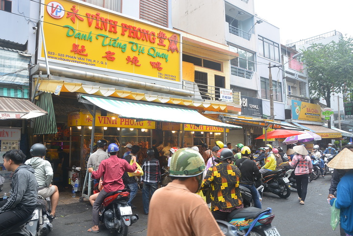 Các tiệm bán vịt quay lớn ở TP.HCM luôn đông khách trong dịp lễ 2/9. (Ảnh: Đại Việt)