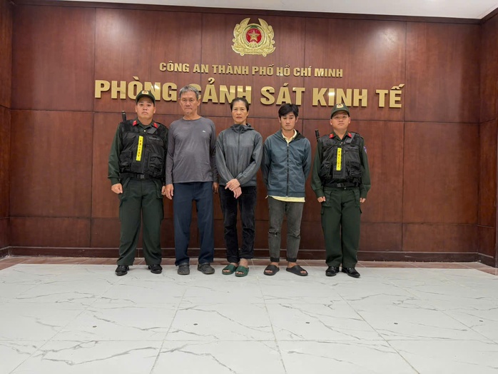 Công an TPHCM bắt nhóm bí mật sản xuất viên hoàn màu đen  - Ảnh 1.