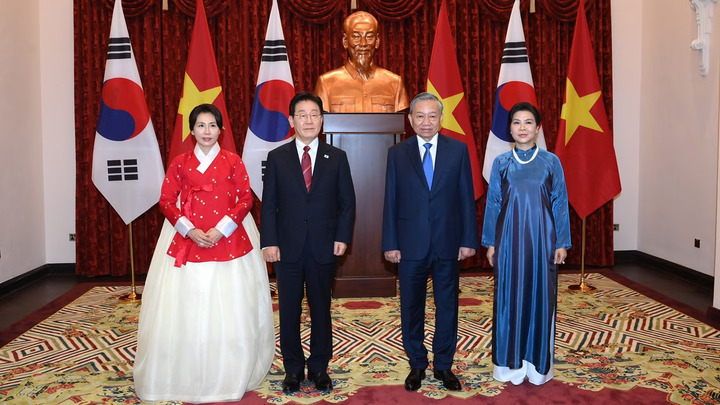 Tổng Bí thư, Chủ tịch nước Tô Lâm và Phu nhân với Tổng thống Hàn Quốc Lee Jae Myung và Phu nhân chụp ảnh chung.