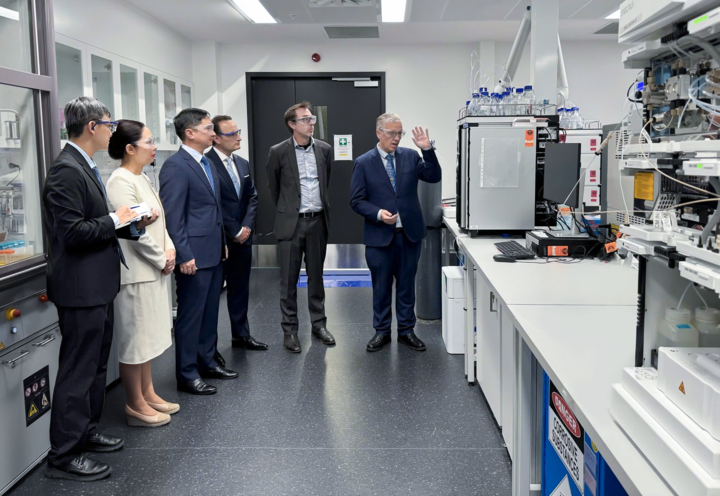 Các chuyên gia Viện RNA giới thiệu Phòng Thí nghiệm và Trung tâm Tiền lâm sàng của Đại học New South Wales (UNSW) nơi đang thực hiện những nghiên cứu y sinh quan trọng để phát triển thuốc, vaccine thế hệ mới. (Ảnh: Viện Nghiên cứu Tâm Anh)