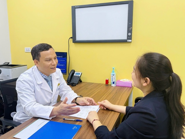PGS.TS.BS Trần Mạnh Hùng tư vấn, thăm khám cho bệnh nhân.